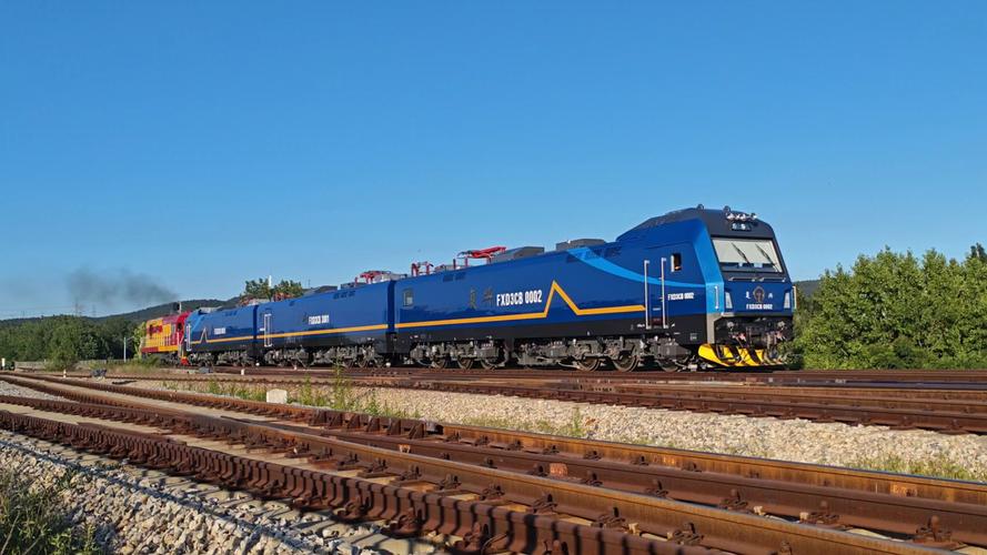 高原新動(dòng)能 中車(chē)大連廠FXD3CB系列貨運(yùn)電力機(jī)車(chē)啟程川藏線